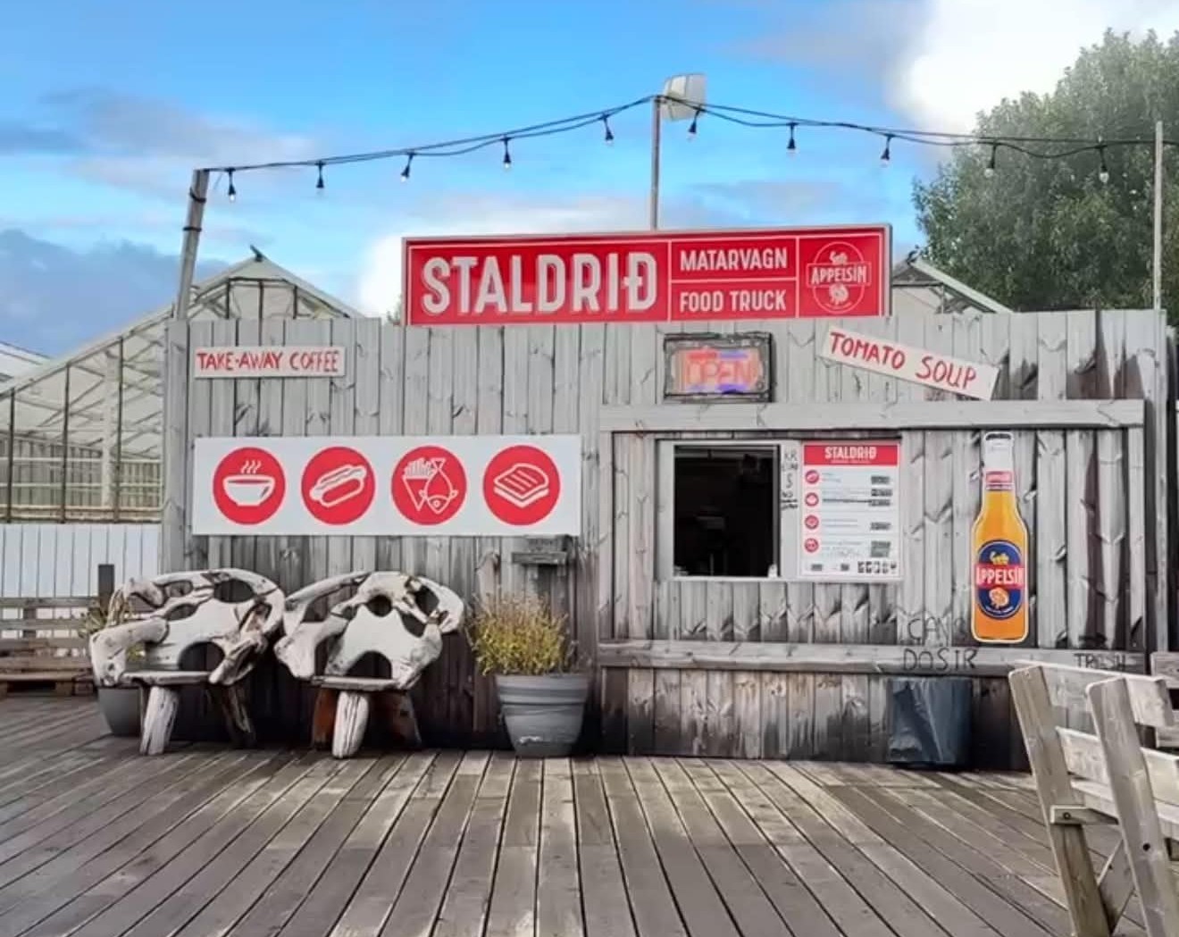 Staldrið food truck by the greenhouse
